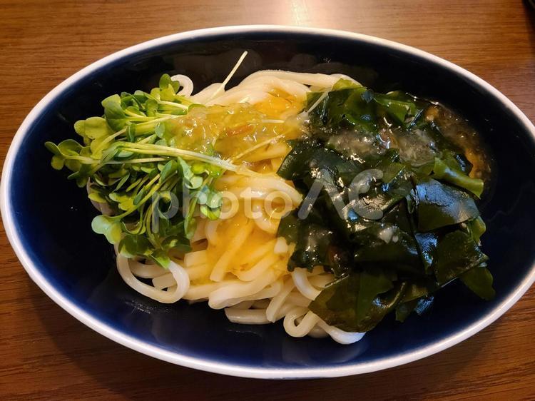 わかめとすだちおろしのぶっかけうどん うどん,わかめ,すだちの写真素材