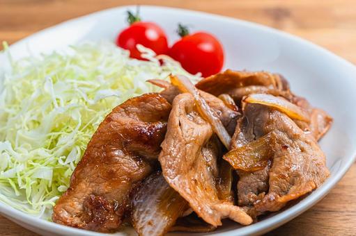 生姜焼きと千切りキャベツの盛り付け 生姜焼きと千切りキャベツの盛り付け 生姜焼き,豚肉,炒め物の写真素材