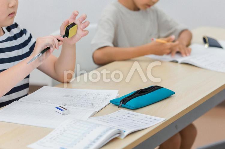 鉛筆削りする小学生の男の子（日本人） 鉛筆削り,えんぴつ,鉛筆けずりの写真素材
