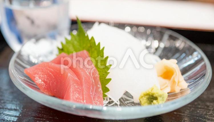 ガラスの皿に盛られた刺し身と日本酒 刺身,盛り合わせ,刺身盛りの写真素材