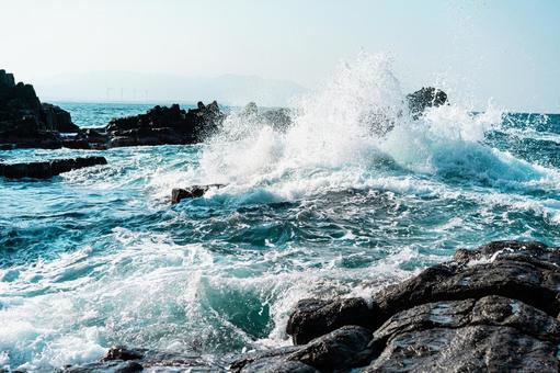 東尋坊 日本海にそびえる断崖と荒波の絶景 東尋坊 日本海にそびえる断崖と荒波の絶景 東尋坊,海,崖の写真素材