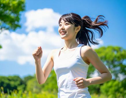 公園を走る女性ランナー 公園を走る女性ランナーの写真
