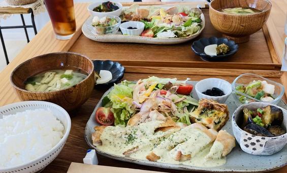 バジルソースをたっぷりチキンに、女子会 食事,ランチプレート,サラダの写真素材