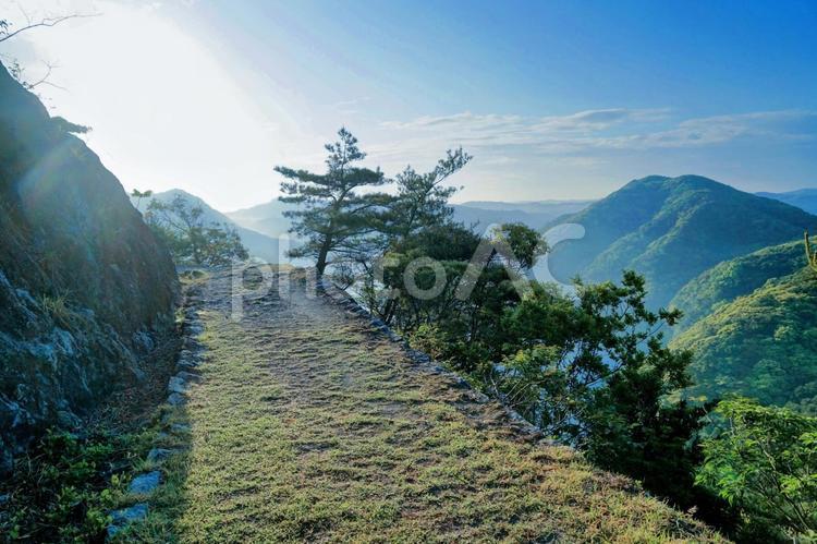 対馬の特別史跡金田城跡の登山道と朝日 対馬,金田城跡,史跡の写真素材