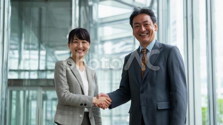 ビジネスパートナーシップの握手 ビジネス,握手,契約の写真素材