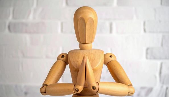 両手をあわせてお願いしている人形 両手をあわせてお願いしている人形の写真