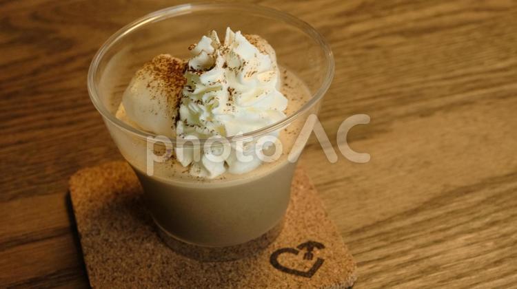 カフェでゆっくりティータイム♪ カフェラテ,デザート,生クリームの写真素材
