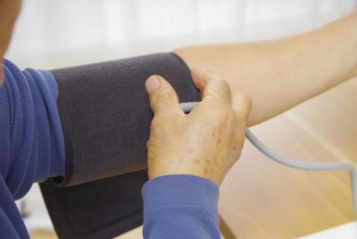 家庭用血圧計で血圧を測定する人の手元 血圧,血圧計,測定の写真素材