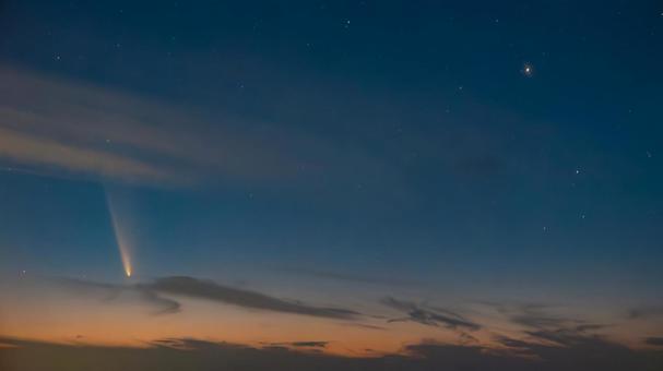 夜空に描く彗星の憧憬 夜空に描く彗星の憧憬 彗星,尾,星空の写真素材