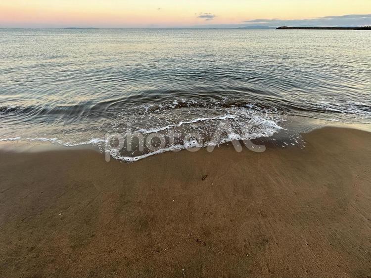 夕暮れ時に砂浜に打ち寄せる波 海岸,波打ち際,砂浜の写真素材