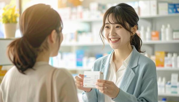笑顔で接客する働く薬剤師 笑顔で接客する働く薬剤師の写真