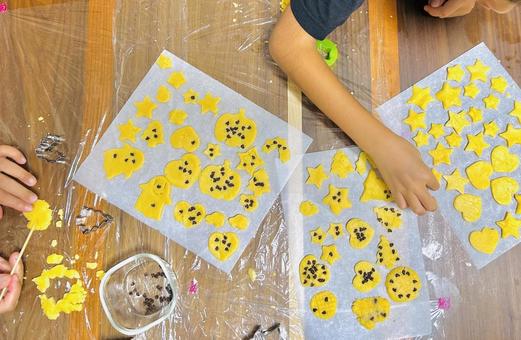 クッキー作り 子供2人 クッキー作り 子供2人 クッキー,手作り,スィーツの写真素材