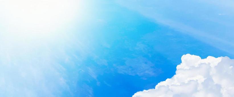 真っ青な美しい空と雲 横長パノラマ背景素材 真っ青な美しい空と雲 横長パノラマ背景素材の写真