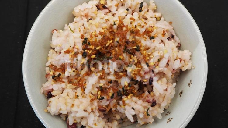 ちりめんじゃこふりかけのせ雑穀ごはん ちりめんじゃこ,ふりかけ,雑穀ごはんの写真素材