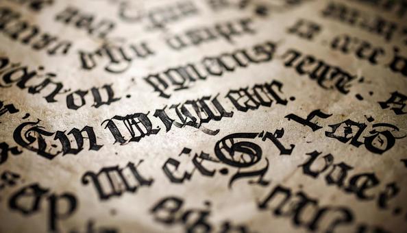 文字が書かれた羊皮紙の写真