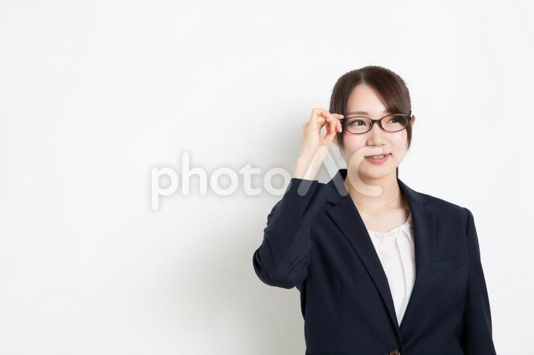 メガネに手をかけ視線をそらしているビジネスウーマン（コピースペース） 女,女性,日本人の写真素材