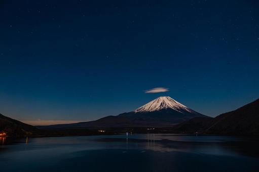 夜に浮かぶ富士山 夜に浮かぶ富士山の写真