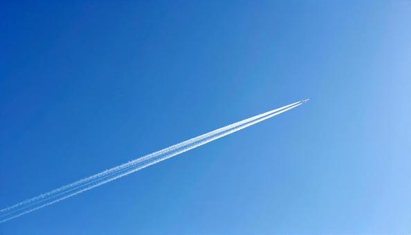 澄み渡る空を横切る飛行機雲 澄み渡る空を横切る飛行機雲の写真