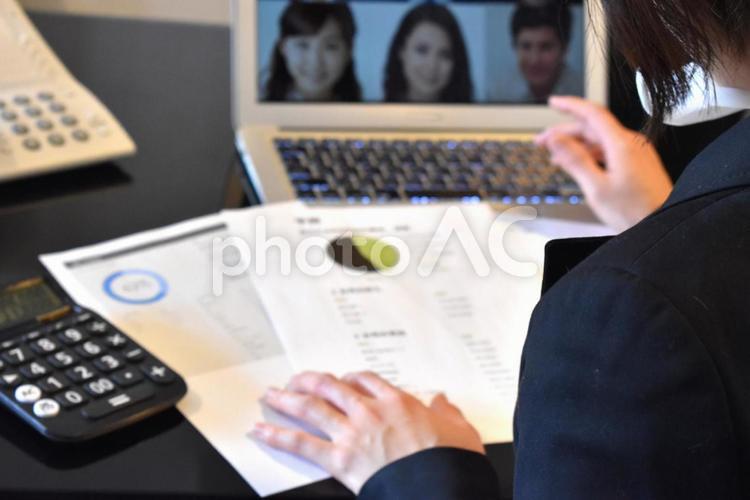 書類の説明をリモートワークでしている女性社員 ビジネス,パソコン,女性の写真素材
