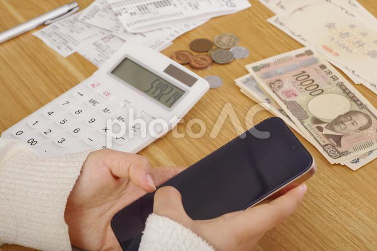 家計管理をする女性 お金,家計,家計簿の写真素材