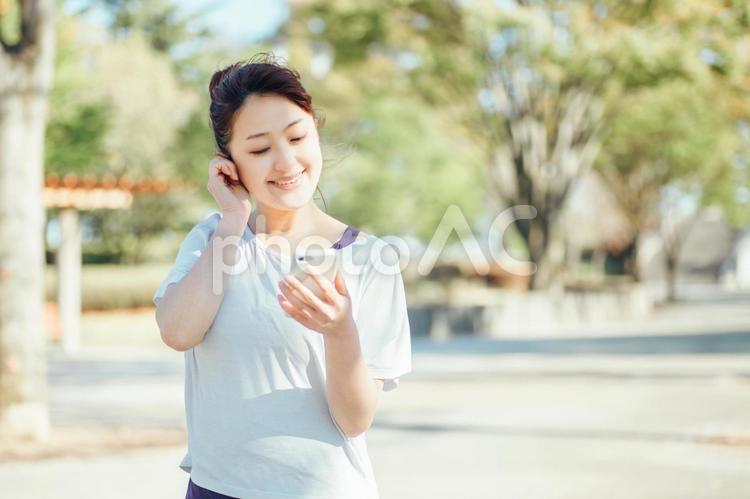 音楽を聴きながら運動する女性 音楽,スポーツ,運動の写真素材