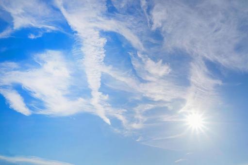 青空と雲と太陽 青空と雲と太陽の写真