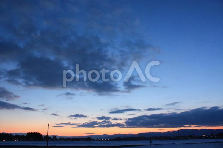 残業前のひととき４ 夕暮れ,日没,灯の写真素材