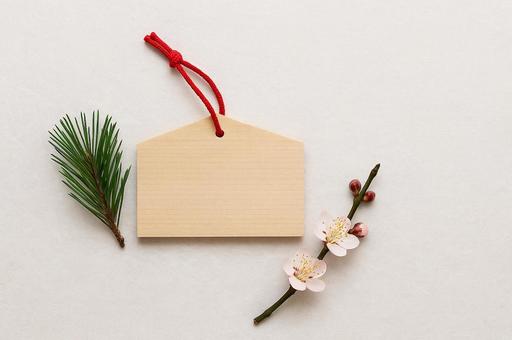 無地の絵馬と梅の写真