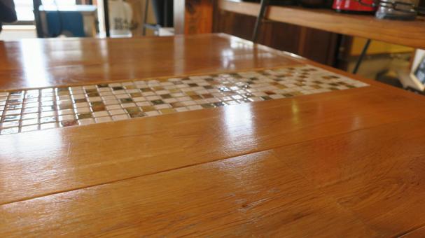 タイル装飾のある木製テーブル テーブル,タイル,机の写真素材