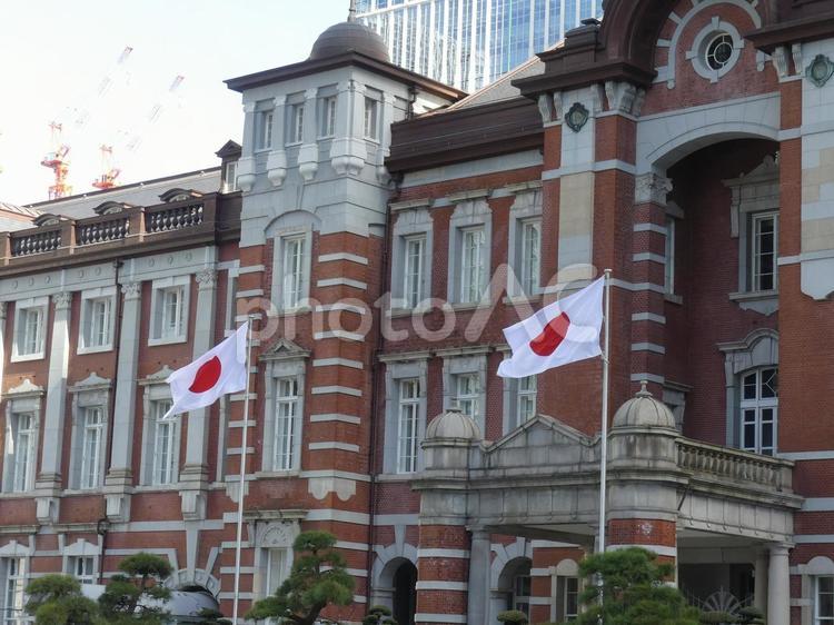 東京駅赤レンガ駅舎と風にたなびく日の丸旗 東京駅,赤レンガ駅舎,赤レンガの写真素材