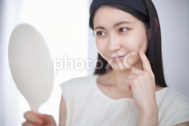 指でハリを確かめる女性 女性,スキンケア,ハリの写真素材