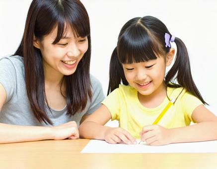 勉強をしている 児童と女性 7の写真