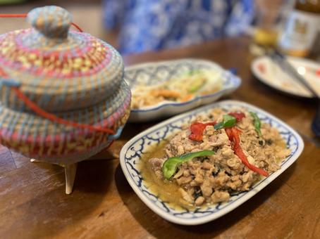 カオニャオが入った籠と美味しそうなガパオ カオニャオが入った籠と美味しそうなガパオ もち米,ガパオ,鶏肉の写真素材