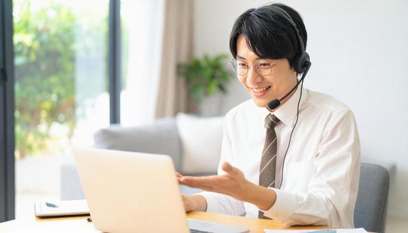 笑顔でリモートワークをするビジネス男性 笑顔でリモートワークをするビジネス男性の写真