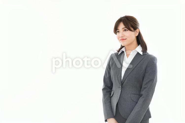 ビジネスウーマン ビジネスウーマン,見上げる,白バックの写真素材