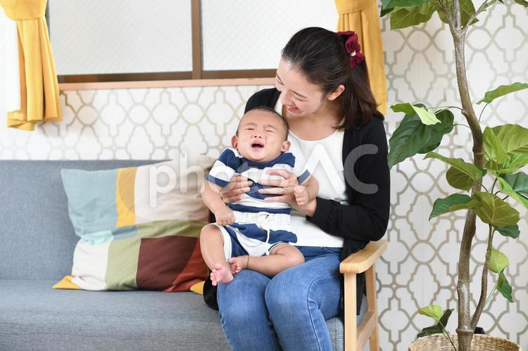 泣く赤ちゃんとあやす母親 赤ちゃん,ぐずる,泣くの写真素材