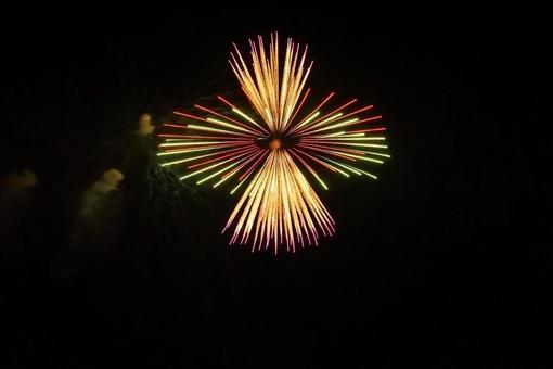放射状に広がる花火 放射状に広がる花火の写真