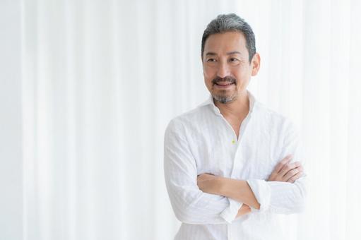 リビングでスキンケアをするミドルの男性 ビューティー,スキンケア,男性の写真素材