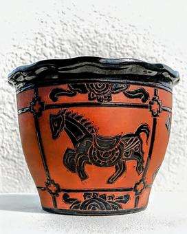 躍進の器　新春を駆ける黒馬 雑貨,植木鉢,馬の写真素材