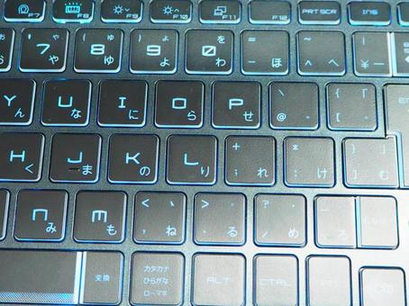 青く輝くキーボード 青く輝くキーボードの写真