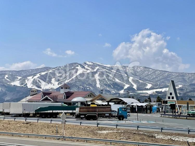 東海北陸自動車道　ひるがの高原SA　残雪 東海北陸自動車道,ひるがの高原,サービスエリアの写真素材
