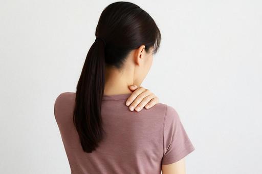 肩こりに悩む女性の後ろ姿・首の疲れ・疲労 肩こりに悩む女性の後ろ姿・首の疲れ・疲労の写真