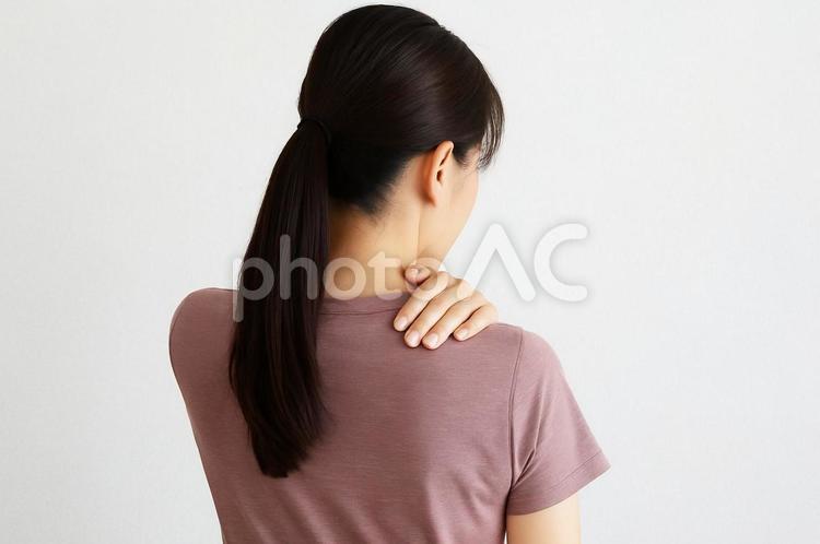 肩こりに悩む女性の後ろ姿・首の疲れ・疲労 疲労,肩こり,女性の写真素材