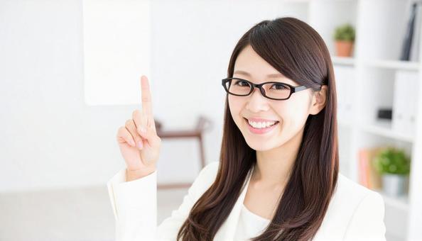 自信のある表情で指さすビジネス女性 自信のある表情で指さすビジネス女性の写真