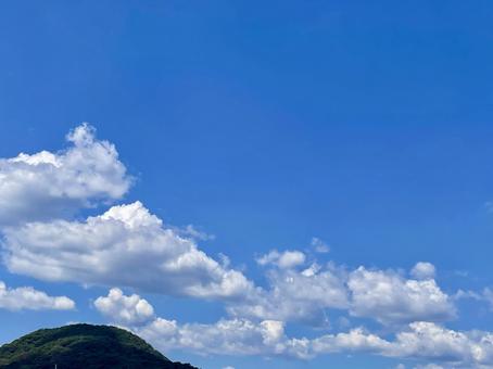 雲のある青空と山 雲のある青空と山の写真