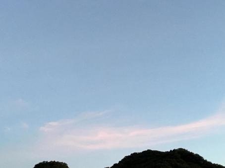 薄い色の空と山 薄い色の空と山の写真