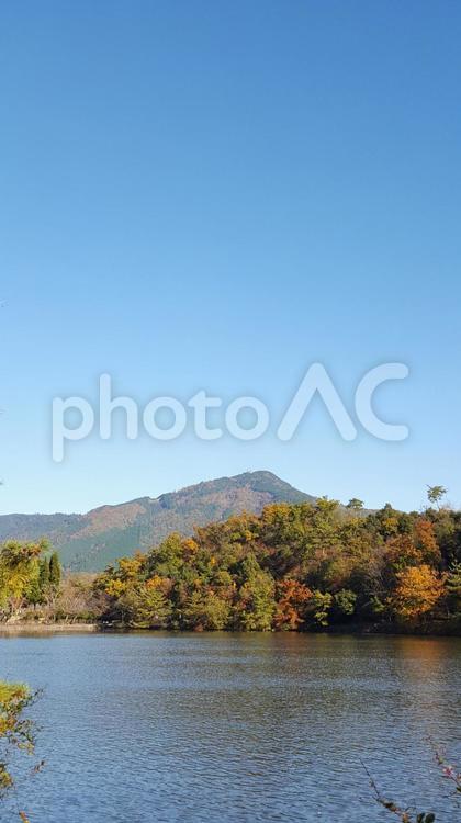 秋の京都、宝ヶ池から比叡山を望む景色 京都,秋,宝ヶ池の写真素材