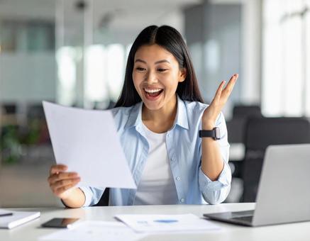 成果が出た!喜ぶビジネスパーソン(女性) 成果が出た!喜ぶビジネスパーソン(女性)の写真