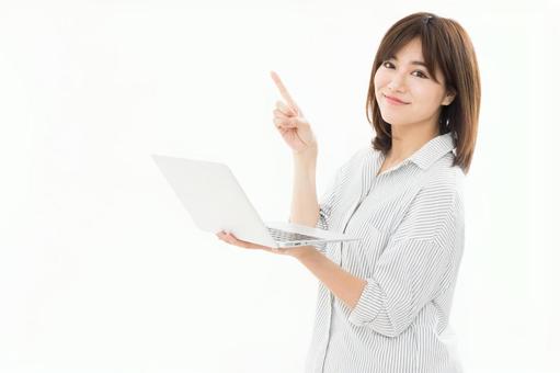 若い女性 ノートパソコン 若い女性 ノートパソコン ノートパソコン,女性,人物の写真素材
