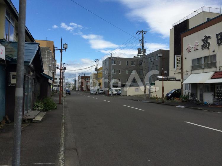 滝川駅近くの生活道路tとレトロな街並み 滝川,街並,生活感の写真素材